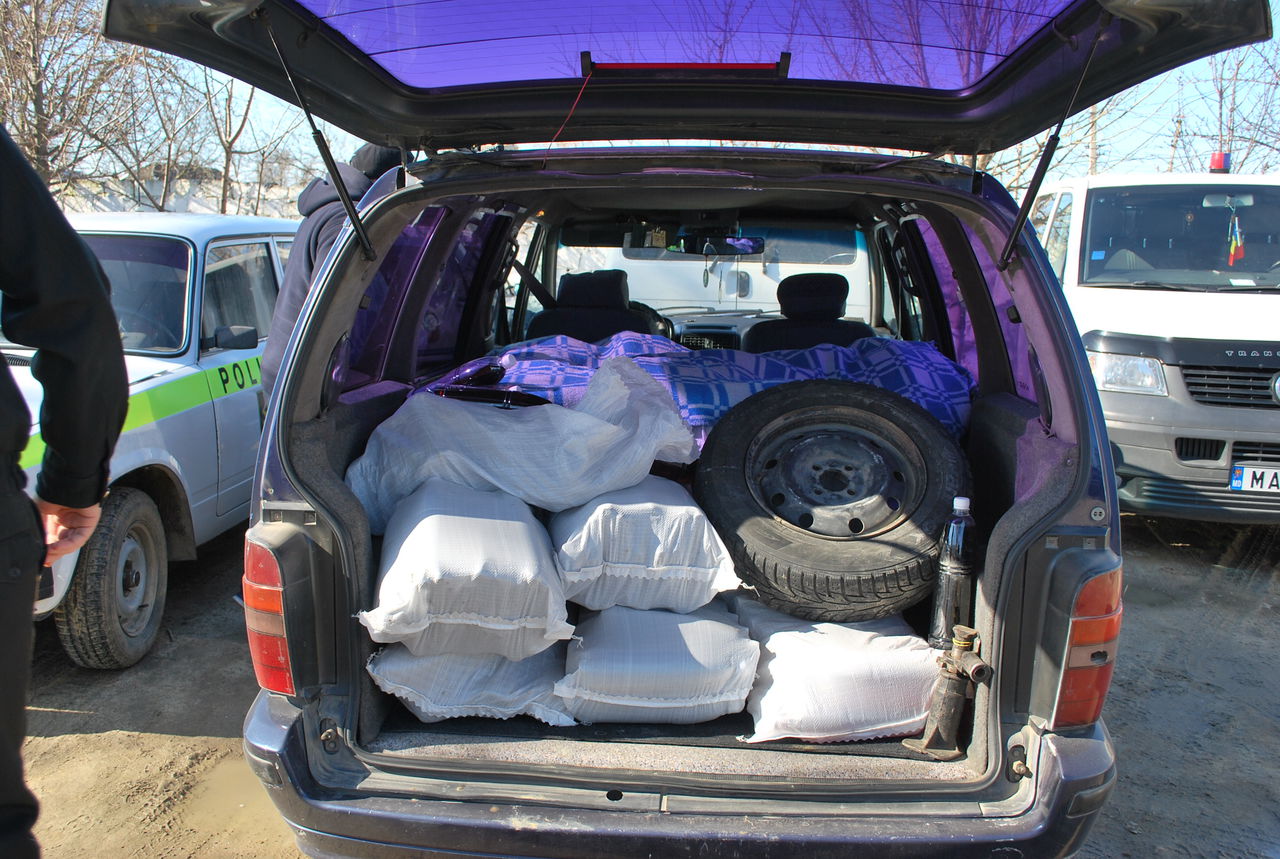 Vinul era îmbuteliat în sticle cu volumul de 1,5 litri şi era transportat de la Chişinău spre regiunea transnistreană. Foto: publika.md