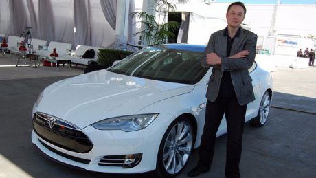 Elon Musk anticipează că vânzările maşinilor electrice vor avea de suferit din cauza preţurilor tot mai mici ale petrolului.