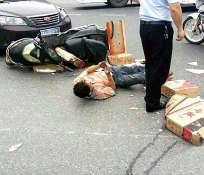 Un motociclist a continuat sa se joace pe telefon desi fusese accidentat si era ranit pe sosea. Foto: protv.md
