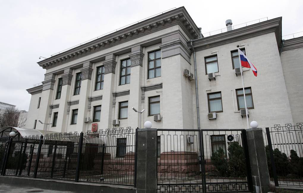 Диппредставительства России на Украине начали эвакуацию персонала.