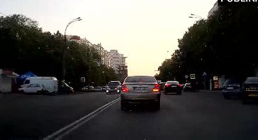 Водитель делает маневр, нарушая правила дорожного движения.