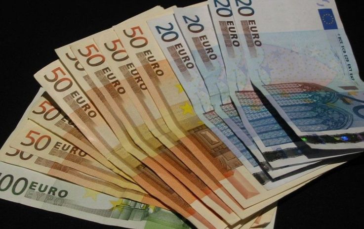 Salariul minim pe economie din R. Moldova, mai mic de trei ori