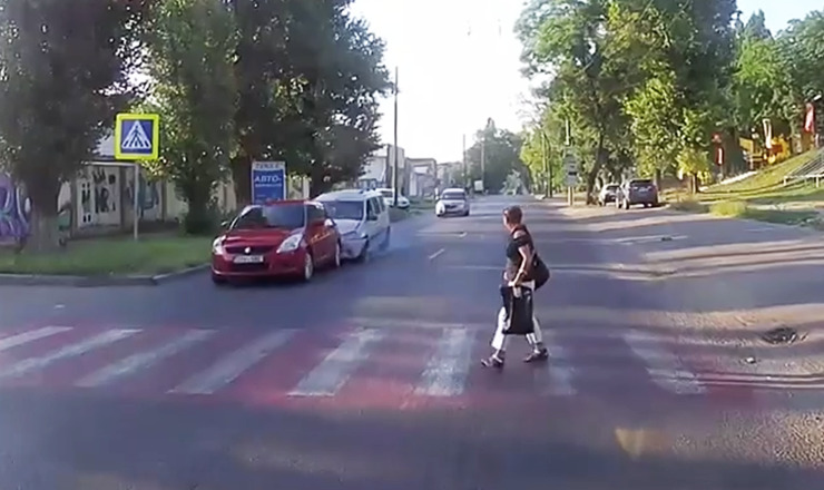Женщина чуть не попала под колеса автомобиля на зебре.