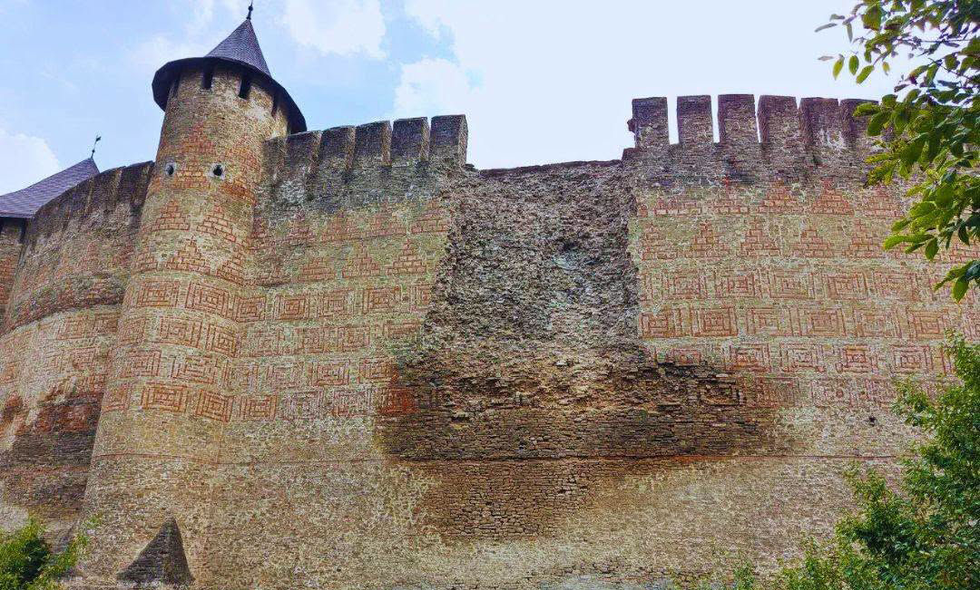 Хотинская крепость продолжает разрушаться.