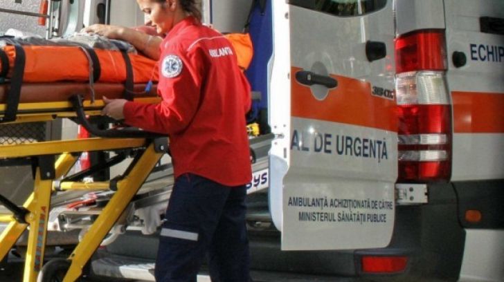 Copil lovit violent de un cablu agăţat de trapa unui autobuz. Foto: ziare.com