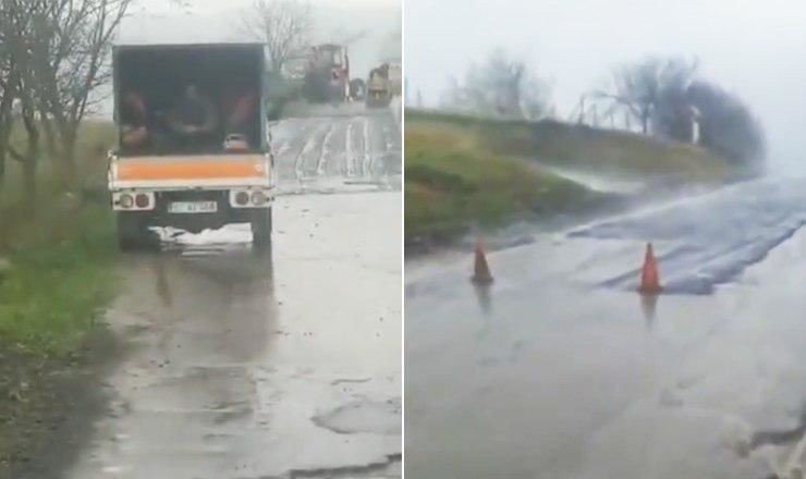 В Калараше рабочие асфальтировали дорогу во время дождя.
