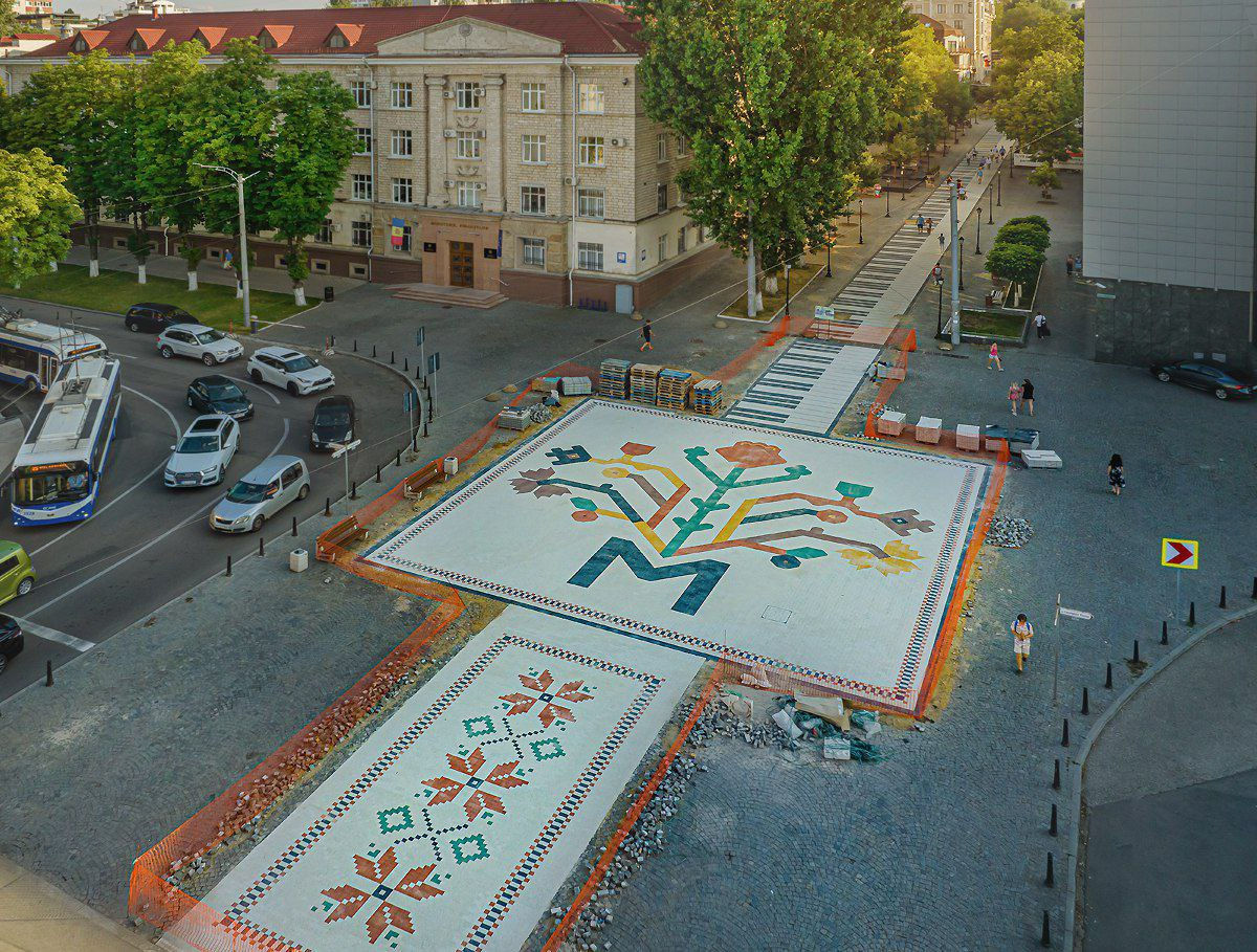 Одну из центральных улиц Кишинева теперь украшает “Древо Жизни”.