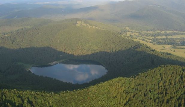 În interiorul craterelor Muntelui Ciomatu s-au format lacul Sfânta Ana şi Tinovul Mohoş - o rezervaţie naturală de tip floristic şi faunistic.
