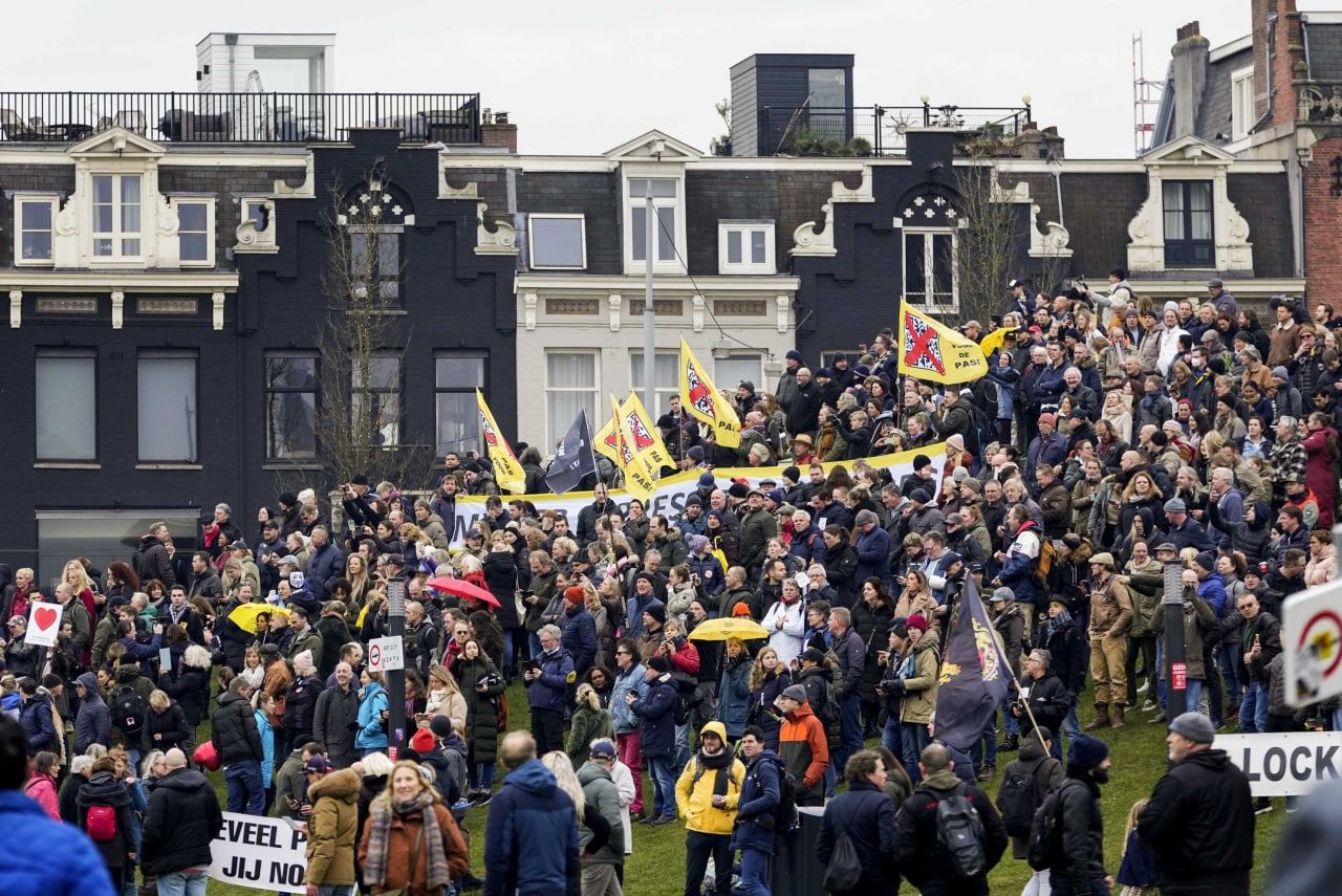 В Амстердаме прошел многотысячный митинг против ограничений по COVID-19.