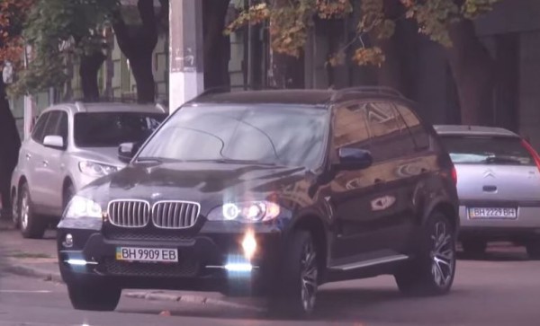 Одесские военкомы разъезжают на дорогих автомобилях, которые невозможно купить на их мизерную зарплату.