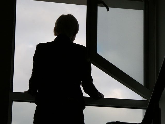 Tentaitvă de suicid. O minoră de 15 ani, originară din raionul Călăraşi, care a venit în ospeţie la sora şi-a aplicat mai multe răni pe antebraţul stâng.