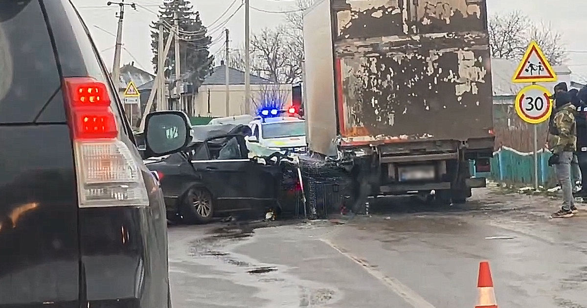 Accident rutier pe traseul Bălți – Edineț: Un autoturism s-a tamponat cu un camion.