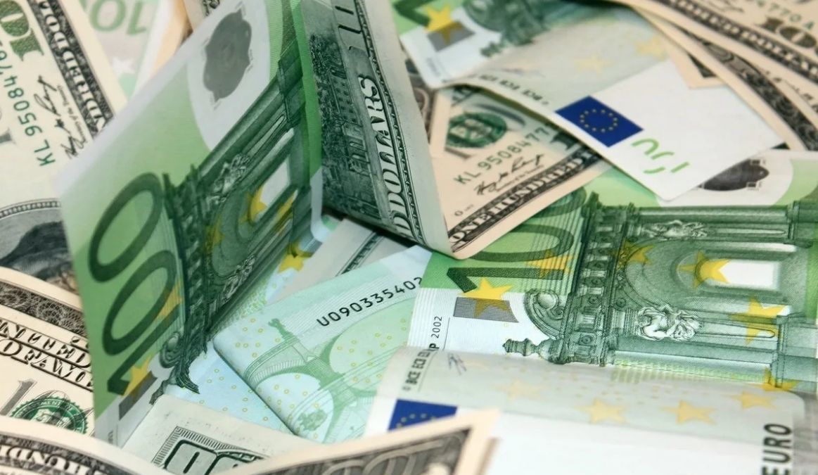 Дилеры: На валютном рынке нет дефицита долларов и евро.