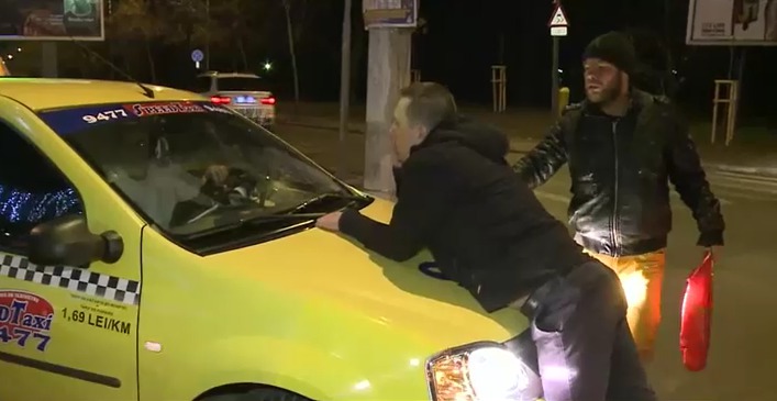 Scandal de Revelion: Client plimbat pe capota unui taxi