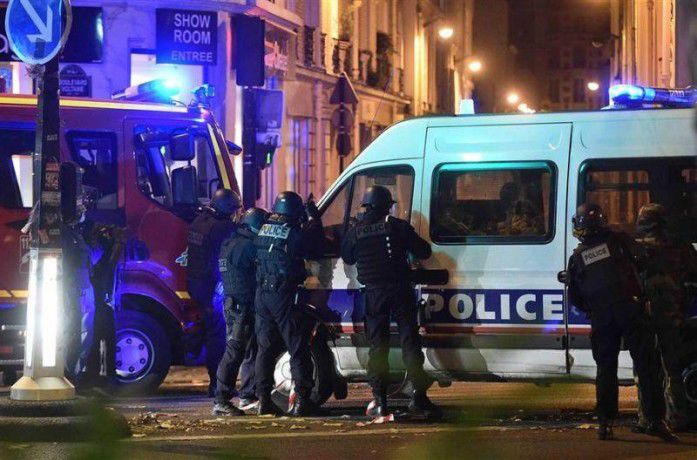 De asemenea, poliţia examina ceea pare să fie o centură de explozivi, găsită luni seara într-o pubelă de gunoi la Montrouge, la sud de Paris.