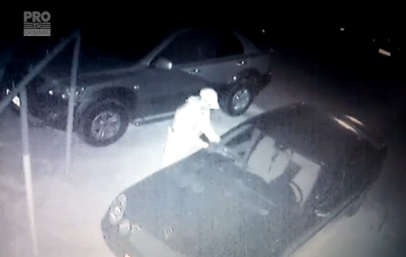 В ночь с 9 на 10 апреля во дворе дома по адресу Дачия 40/1 облили бензином две машины, но не подожгли.