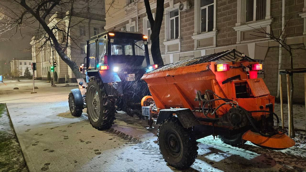 В Кишиневе всю ночь проходила расчистка дорог: работали даже троллейбусы.