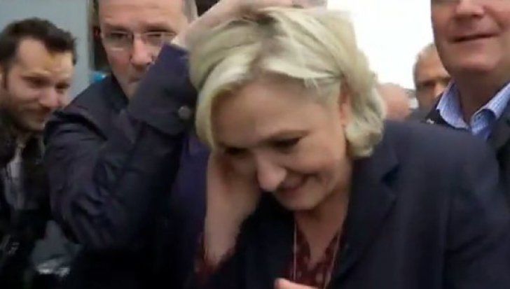 Marine Le Pen, atacată cu ouă într-o vizită în Bretagne. 