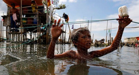 Sute de mii de persoane au fost evacuate din Filipine.