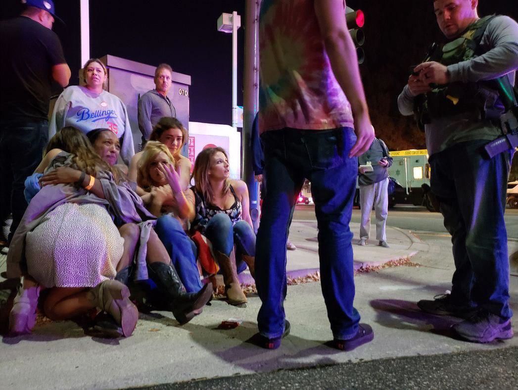 12 человек погибли при стрельбе в баре в Таузанд-Оксе, штат Калифорния. 