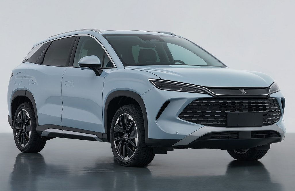 BYD показал недорогой электрифицированный кроссовер с запасом хода более 2000 км.