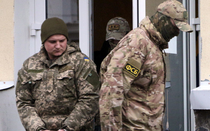 Украинских морских офицеров с трех кораблей ВМС Украины переводят из Крыма в Москву.