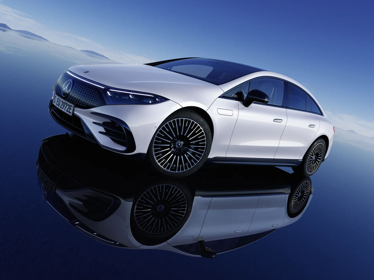 Mercedes-Benz EQS за год теряет половину стоимости.