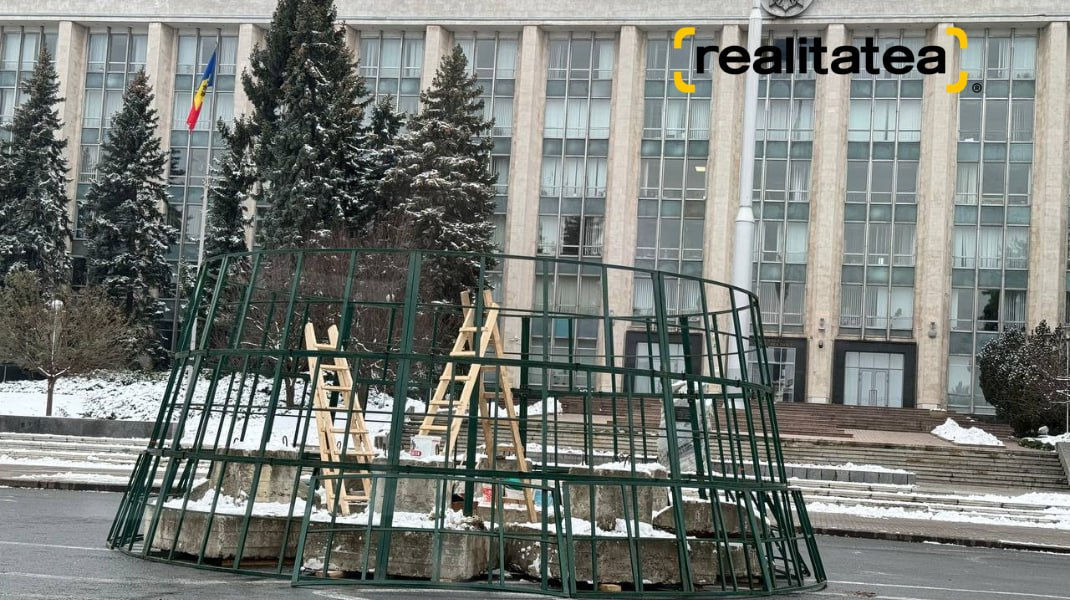 В центре Кишинева начали устанавливать главную елку.