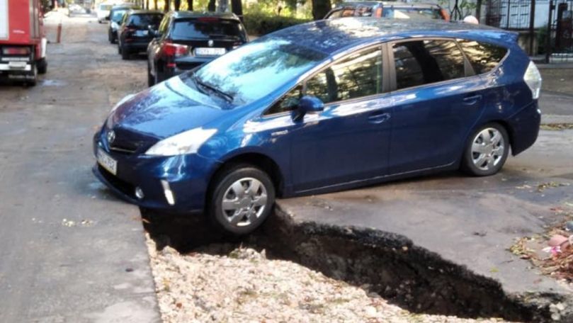 В столице из-за ливня автомобиль едва не провалился в яму.