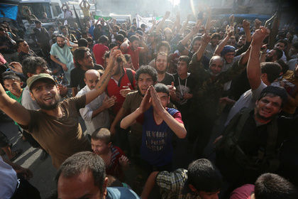 Бойцы повстанцев и простые сирийцы празднуют прорыв блокады. Фото:  Reuters