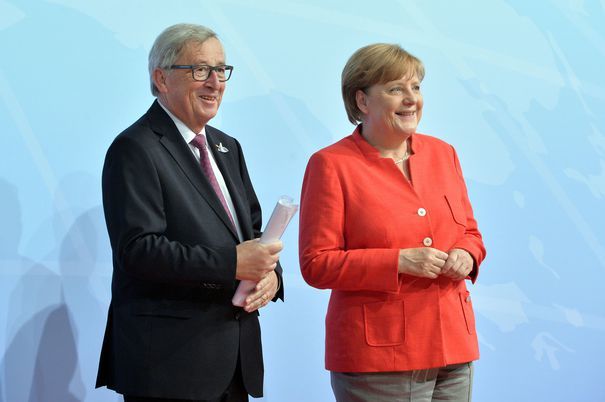 Gafă de rang înalt: Cum a încurcat-o Juncker pe Merkel cu soţia sa
