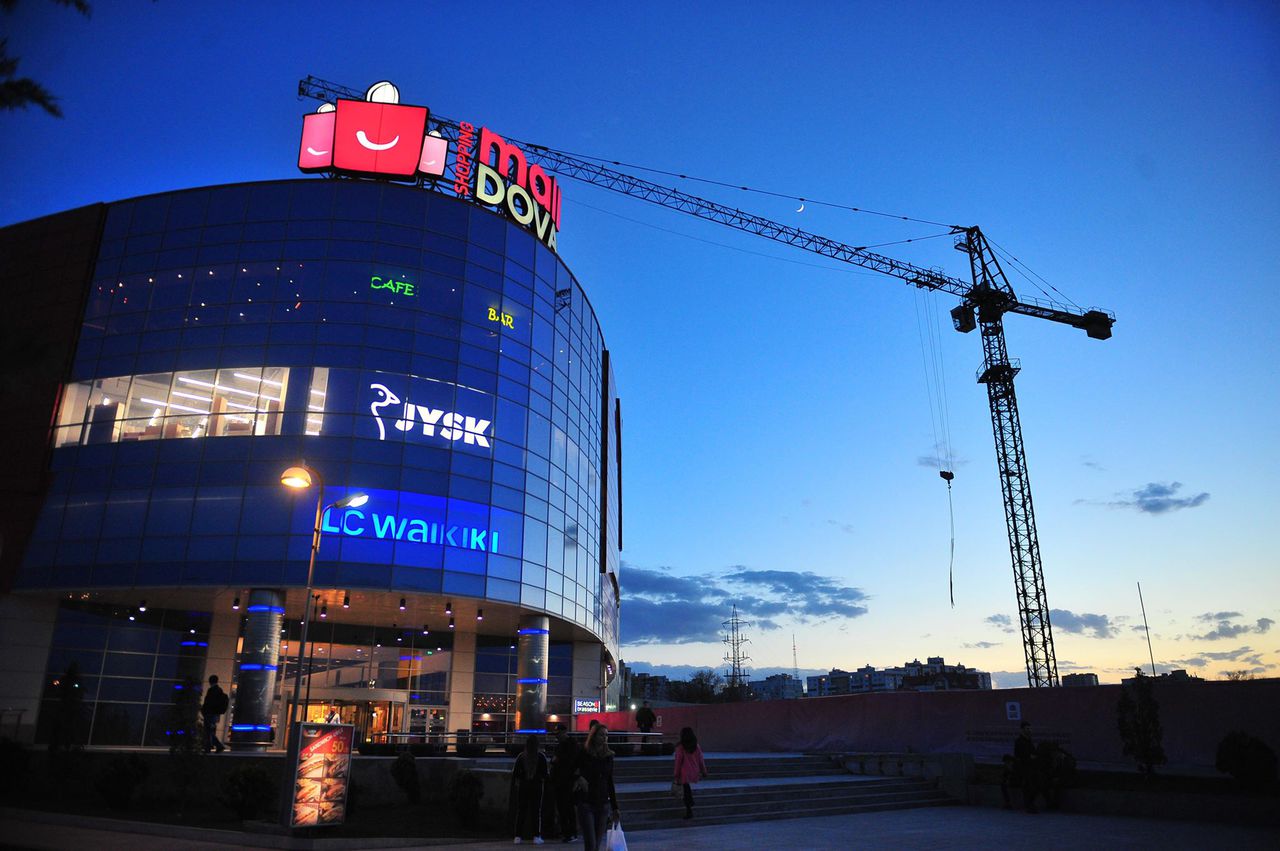 Рядом с Shopping Malldova идет строительство двух 30-этажных домов. Фото: Point.md