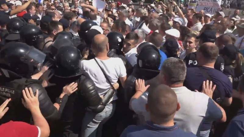 Лидеры НП назвали арест провокацией и обвинили власти в запугивании протестующих.