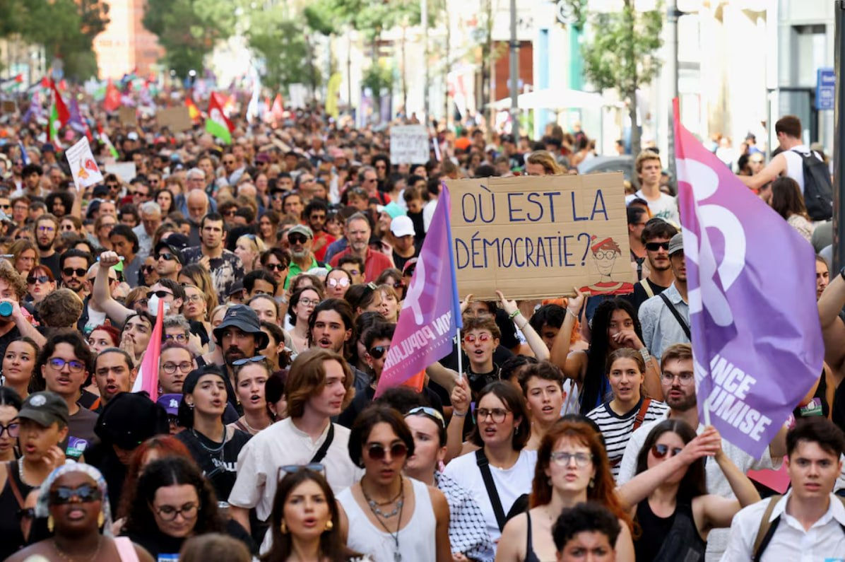 Proteste de amploare în Franța după ce Macron a ales un nou prim-ministru.