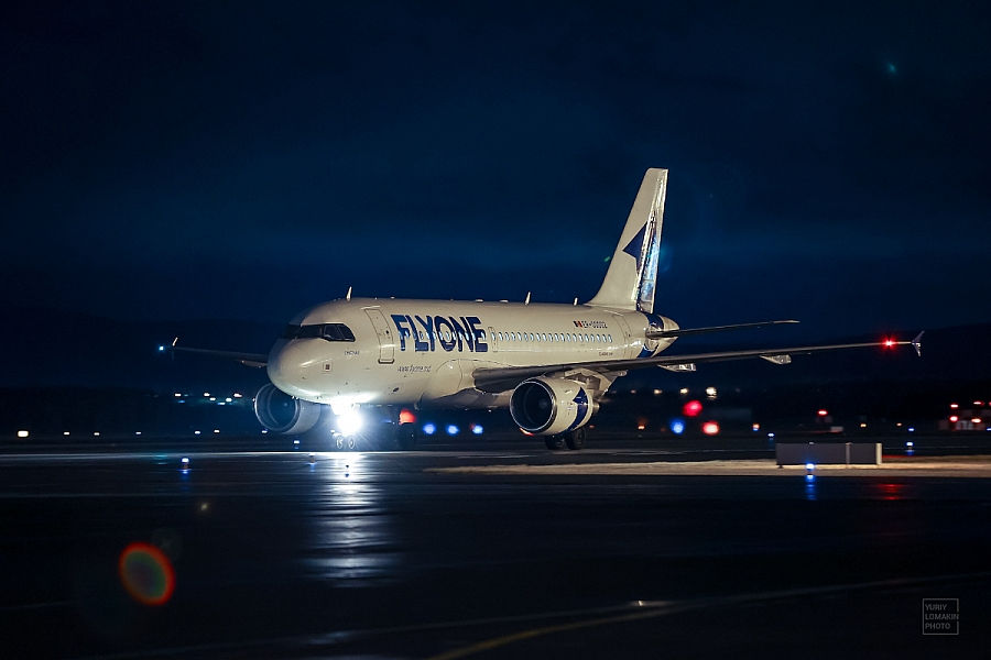 Вылет самолета Flyone задержался в Валенсии: пассажиры ждали в духоте.