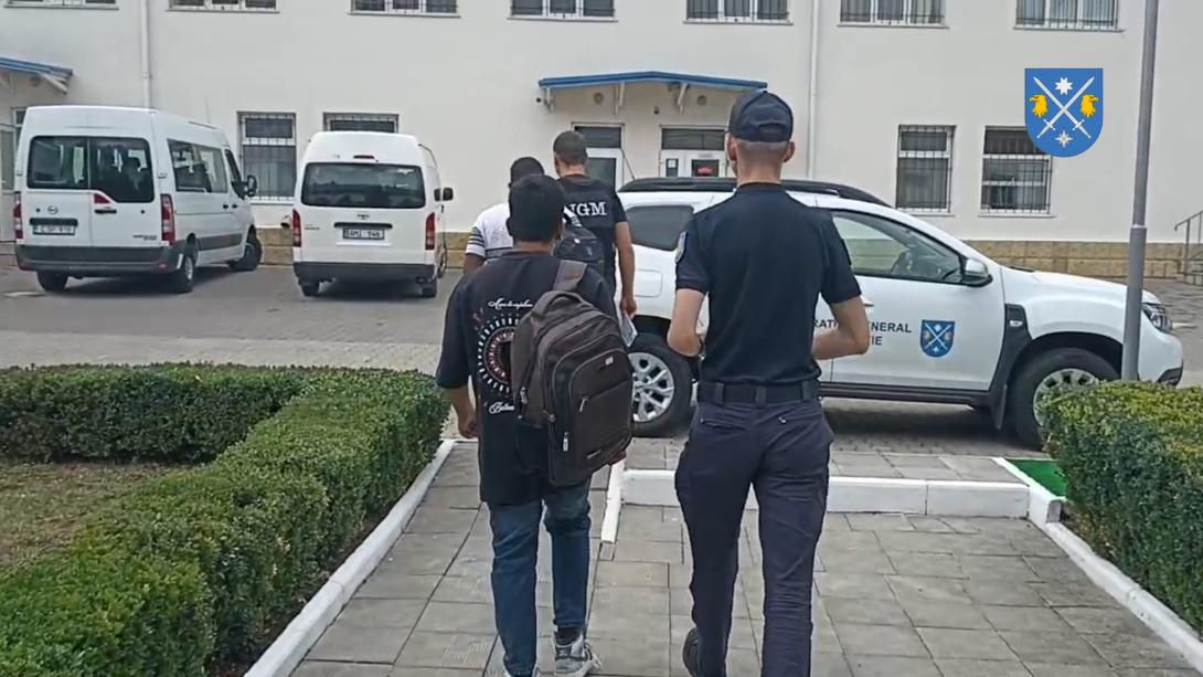 Двух граждан Бангладеш выдворили из Молдовы и запретили им въезд на пять лет.