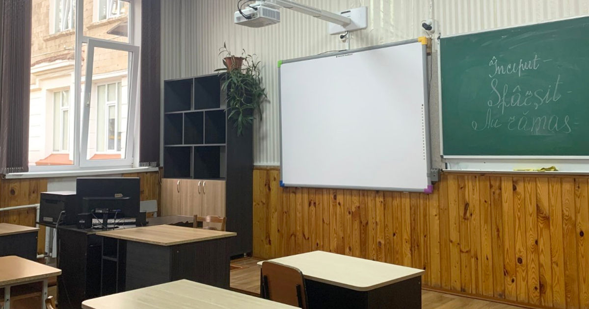 Reorganizarea școlilor și plățile către profesorii tineri: Parlamentul a modificat Codul Educației.