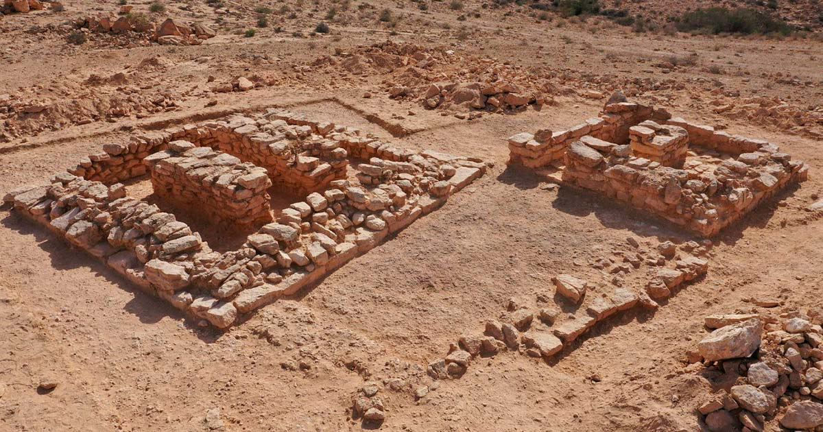 В Израиле археологи обнаружили десятки скелетов в необычных могилах.