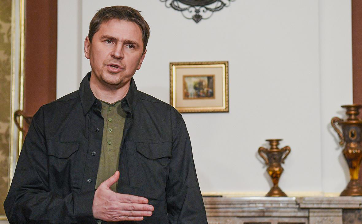 Подоляк о взрывах на авиабазе в Крыму: Все только начинается.