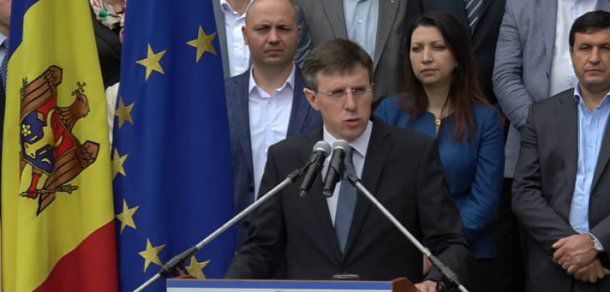Chirtoacă îşi sfătuieşte concitadinii să nu caute ţapi ispăşitori, ci să aştepte rezultatele anchetei în cazul arborilor prăbuşiţi ieri. Foto: privesc.eu