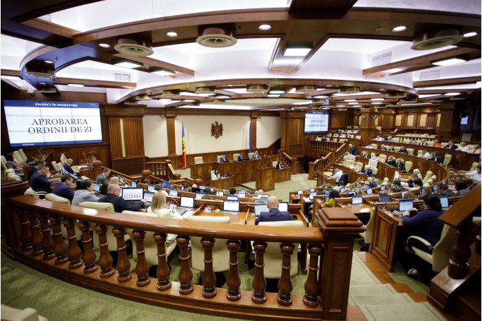 Парламент прекратил полномочия одного из членов Счетной палаты.