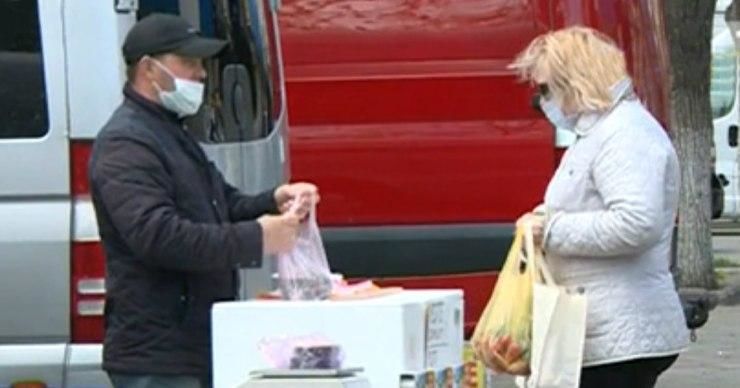 Накануне праздников в Кишиневе идет бойкая уличная торговля.