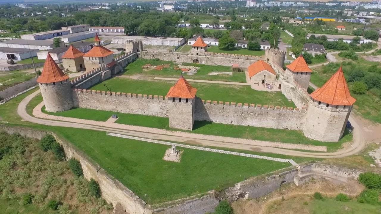 Бельцким студентам и школьникам организовали экскурсию в бендерскую крепость.