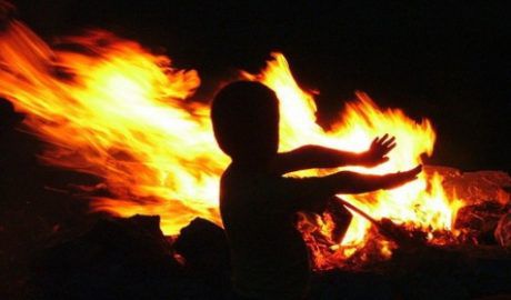 Годовалый ребенок упал в костер, когда пьяный отец заснул, а мать ушла.