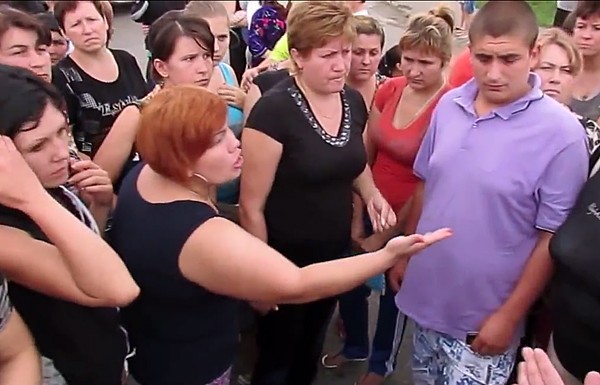 Протестующие возмущаются тем, что в армию призывают простых людей, в то время как детей власть предержащих мобилизация не касается.