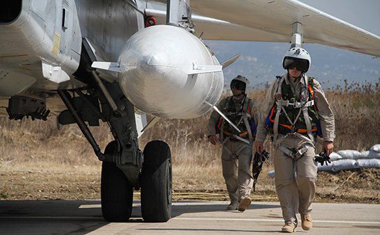 Российские летчики у самолета Су-24 на авиабазе «Хмеймим» в Сирии.