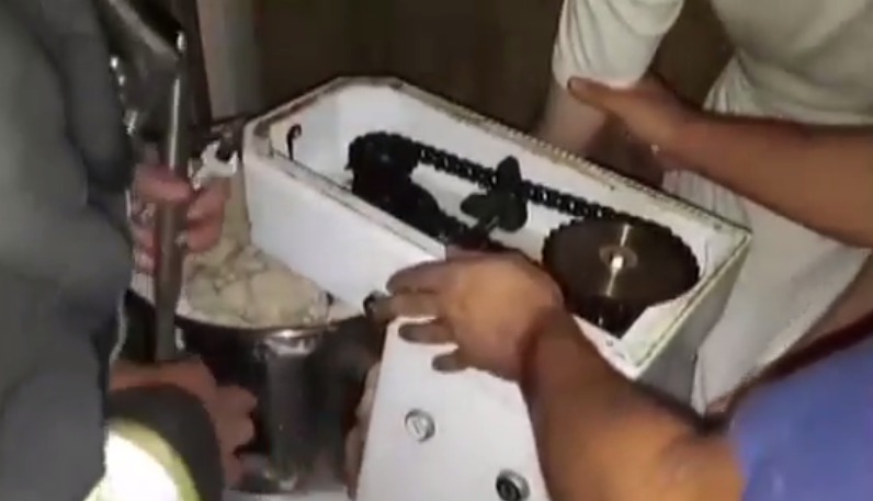 Un tânăr din Capitală și-a prins brațul într-o mașină de tocat carne. Foto: Captură video