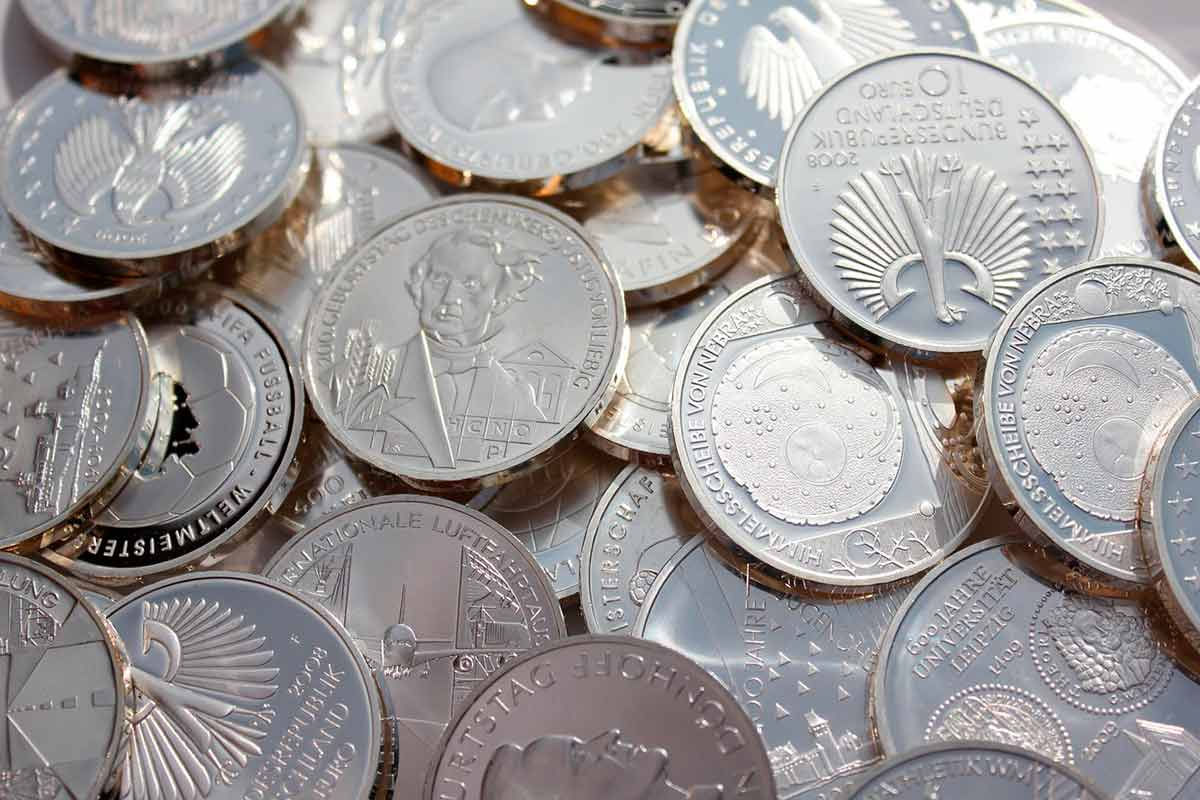 В Германии отменили выпуск памятных монет из-за подорожания серебра.