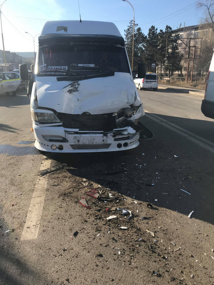 Два рейсовых микроавтобуса попали в ДТП в Хынчештах.