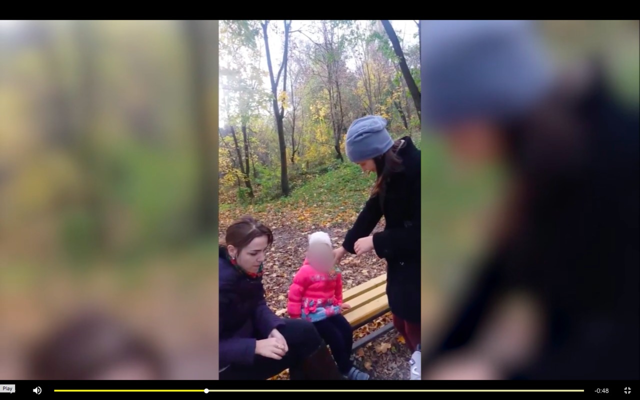 Două tinere, surprinse la Soroca mâncând semințe în parc și scuipând jos. 